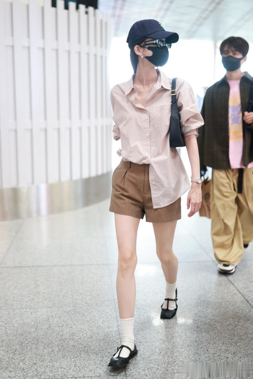 古力娜扎现身北京机场,身穿藕粉色衬衫温柔明媚