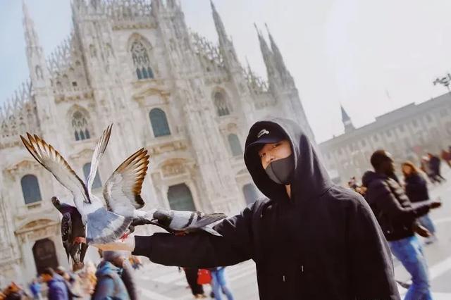 33岁邓伦被偶遇出行,独自开车拿东西,此前被曝结婚开启新生活