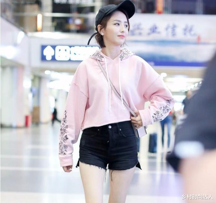 佟丽娅穿粉色卫衣，一粉一黑相互呼应，时尚感跟着蹭往上涨！