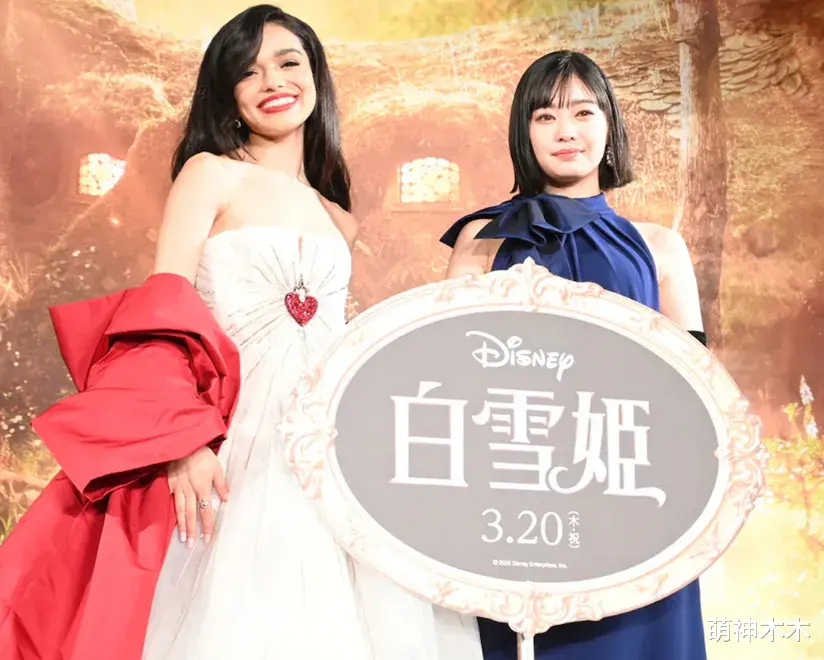 《白雪公主》去日本做宣传，拍照拼命加滤镜，棕皮女主直接变白人