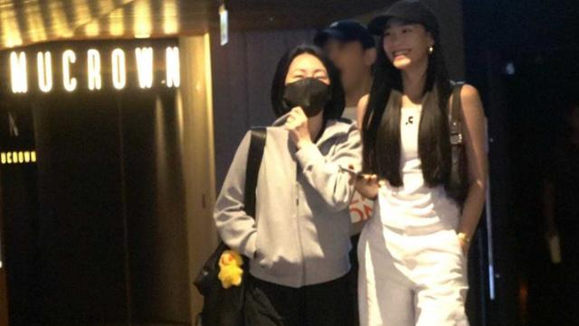 小s带17岁二女儿和男友一起看电影，Lily男友高大帅气，小s心情好