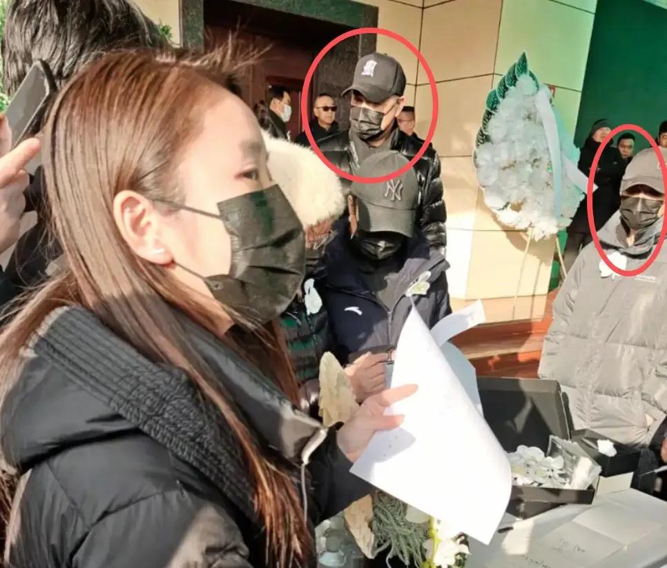 何晴追悼会!疑许亚军父子现身,包裹严实双眼泛红,两人一脸悲伤