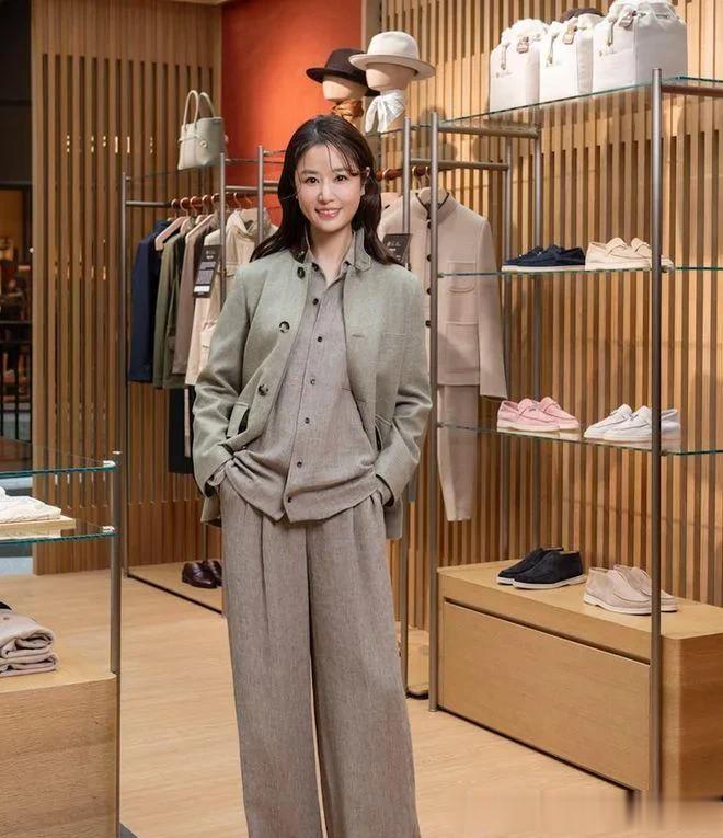 49岁林心如增肥后大变样！穿西装+阔腿裤好高级，差点认不出！