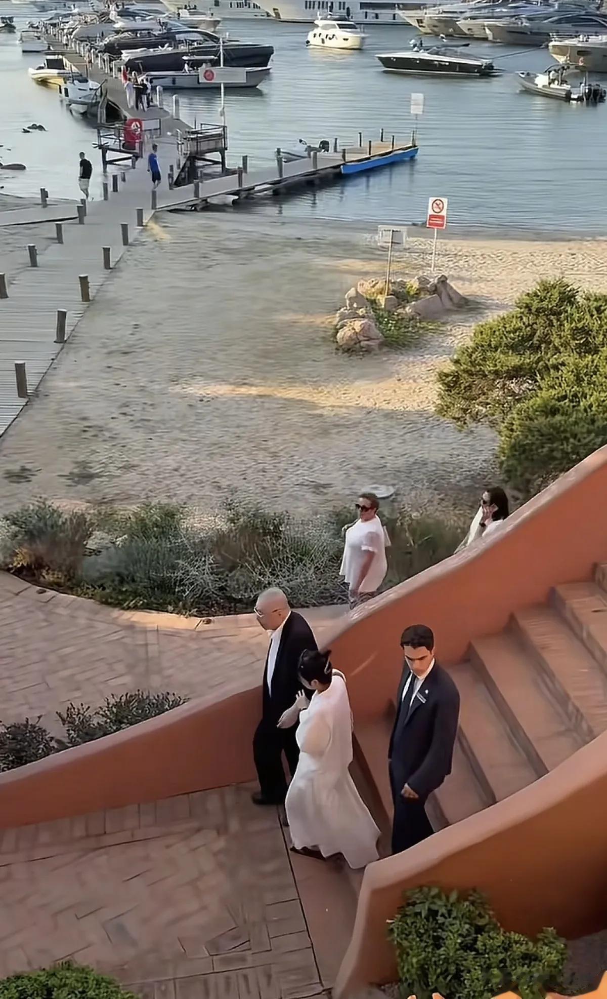 看了86岁刘诗昆携娇妻、幼子戏水的画面，才明白87岁范曾输到哪了