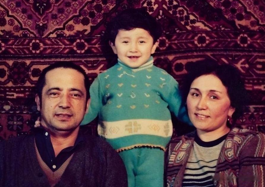 看走眼了？婚姻破裂、母亲重病的尼格买提，已经走上了另一条路