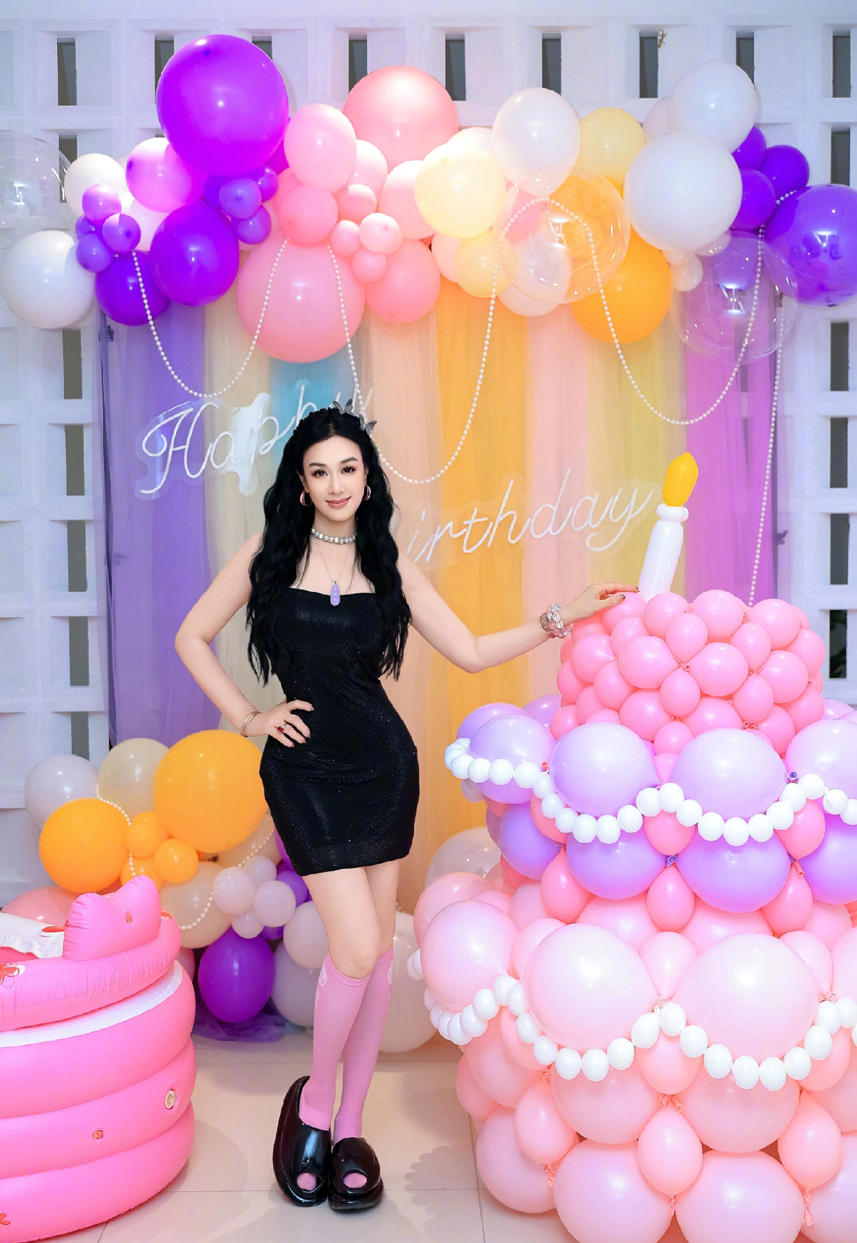 钟丽缇55岁生日在家开睡衣趴，厨房乱成一片，她和俩女儿切烤全羊