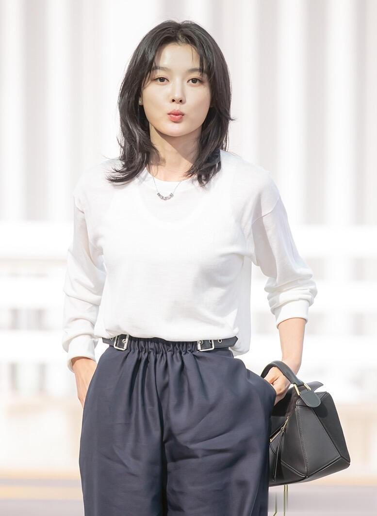 金裕贞出发巴黎女装秀机场路透照，穿白衣黑裤优雅大方气质佳