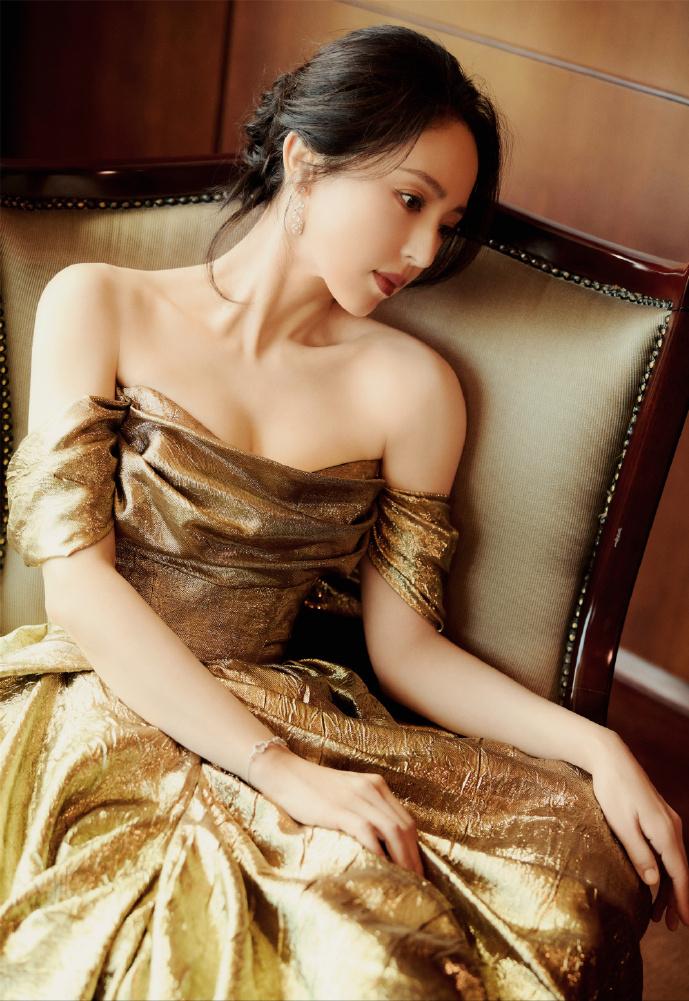 45岁董璇又美出新高度!金色礼服+极简妆发,真的会被惊艳到