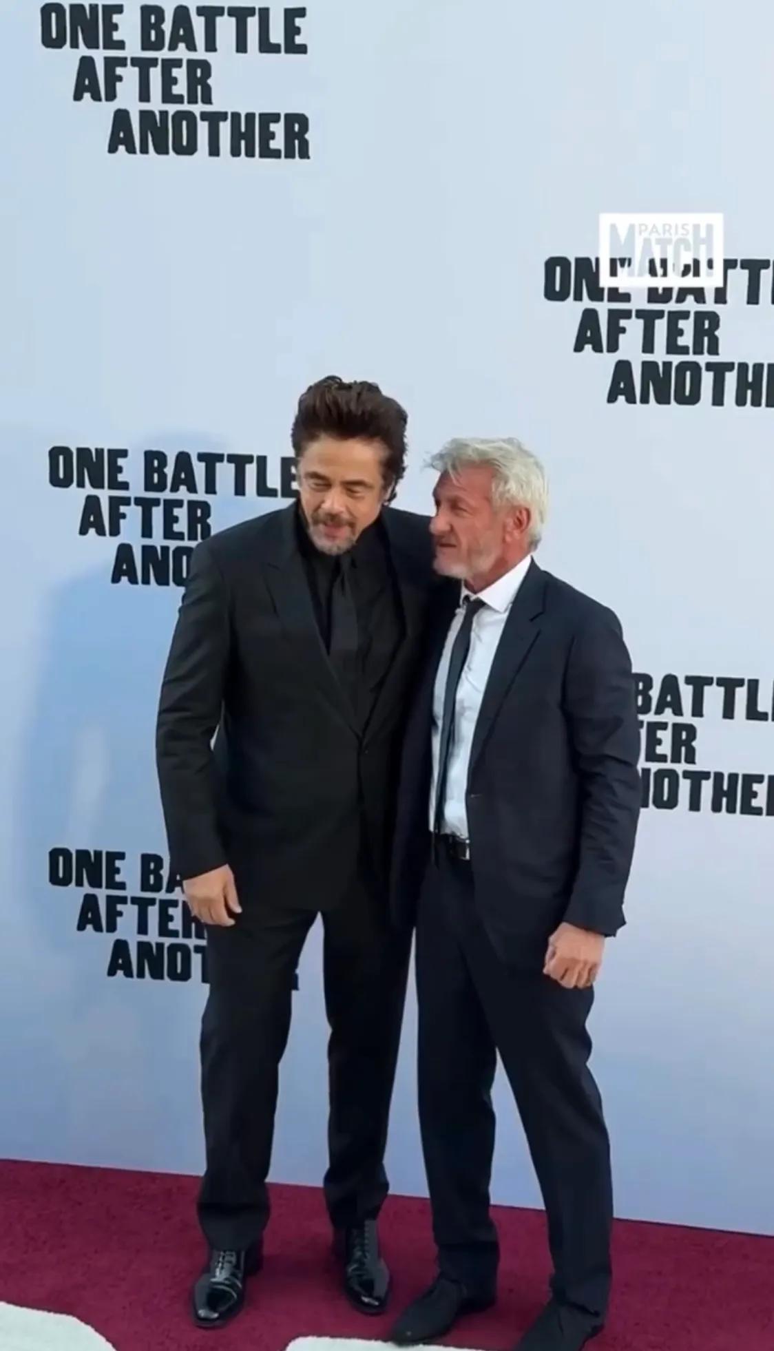 小李子带女友和爸妈来电影首映礼,他瘦回来了,女友斜眼看他妈妈