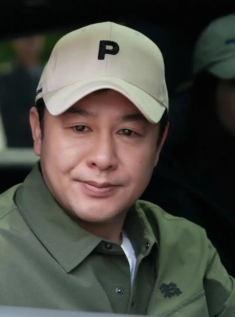 39岁辛芷蕾拿下威尼斯影后，49岁张颂文面无表情，斜眼看人惹争议