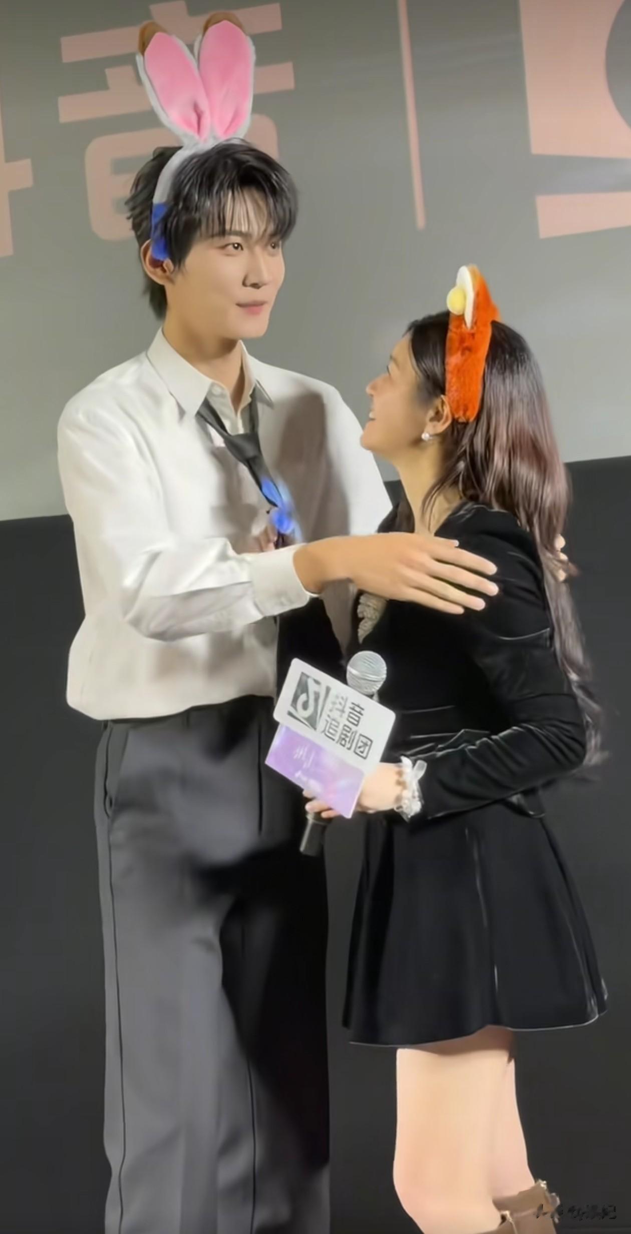 42岁陈妍希与23岁周柯宇甜蜜互动！摸头 拽领带好甜，看不出年龄差