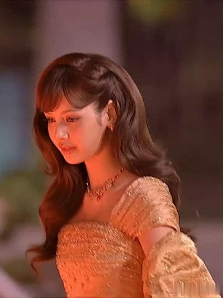 Lisa出席泰国大使专属之夜,一身金色礼服优雅端庄 被赞泰兰德女王