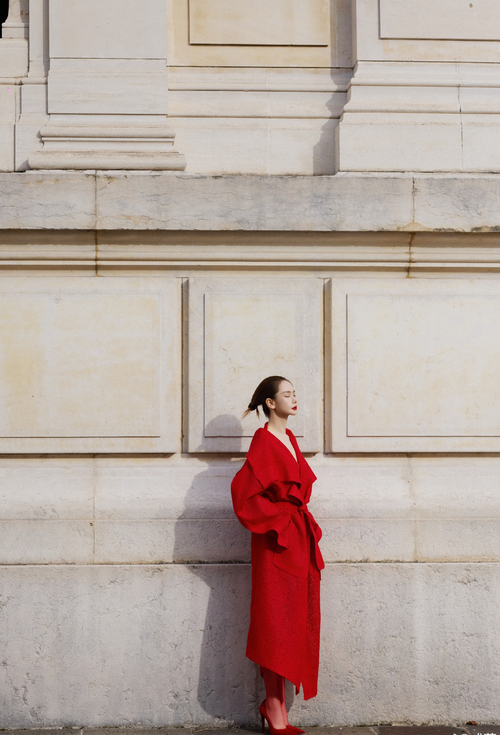 戚薇巴黎时装周造型 红衣配红丝袜 魅惑撩人 清冷又霸气