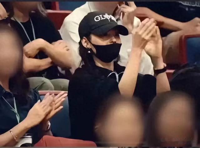 44岁张柏芝三胎儿子首曝光,鼻梁高挺,眼睛深邃,颜值超两个哥哥