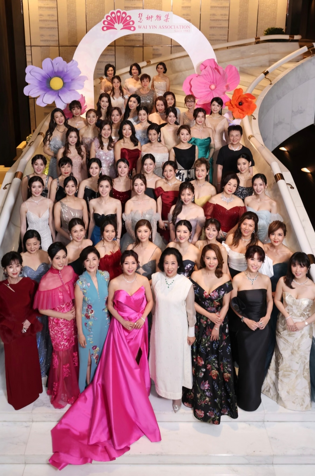 朱玲玲上海开摄影展,67岁状态好气质高雅,老公罗康瑞现身支持