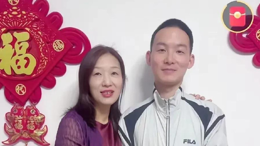 谢浩男首次公布和母亲合照！谢岳护妻反遭打脸，父子关系微妙？