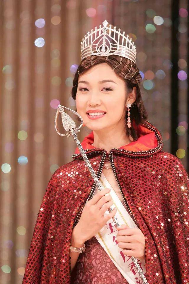 离开黄有龙后,她转身嫁给富豪,四年连生三娃,为何如今抑郁了?