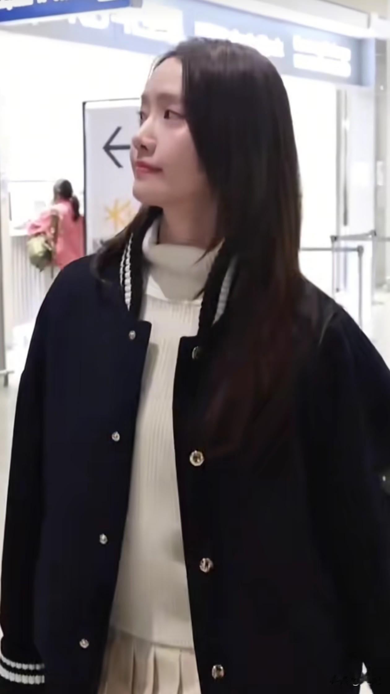 35岁林允儿机场穿搭：棒球服+短裙+长筒靴，时髦高级，美得像25岁