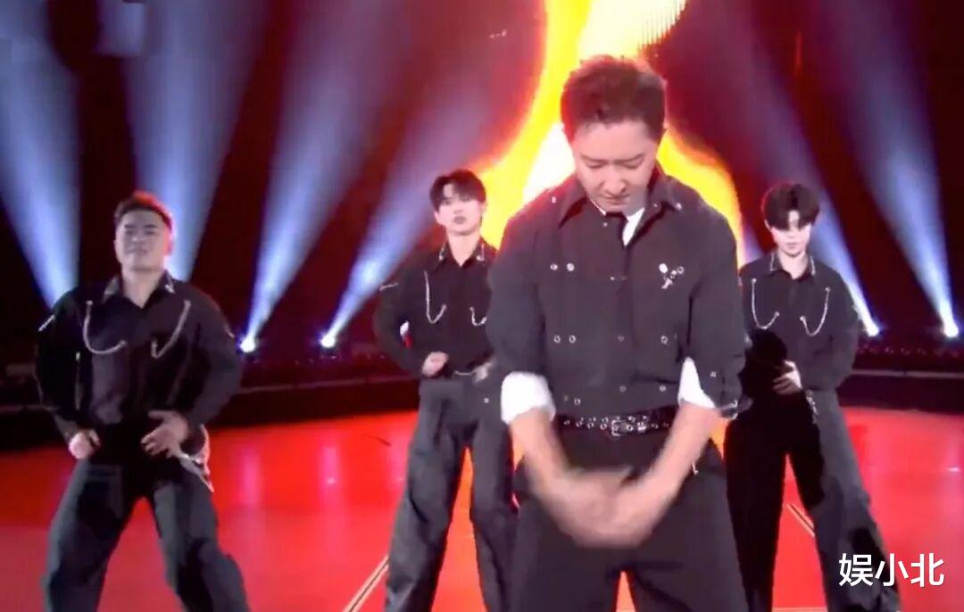 跨年晚会状况多:歌手跑调,演员假唱,主持人台下痛哭