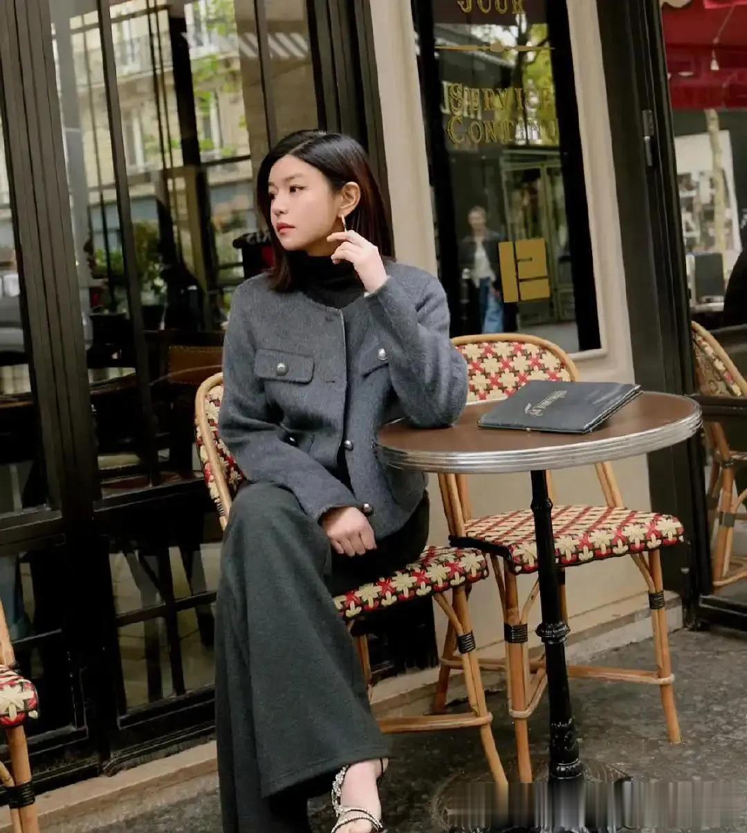 陈妍希离婚后状态大回春！穿灰色短外套+阔腿裤，洋气又高级！