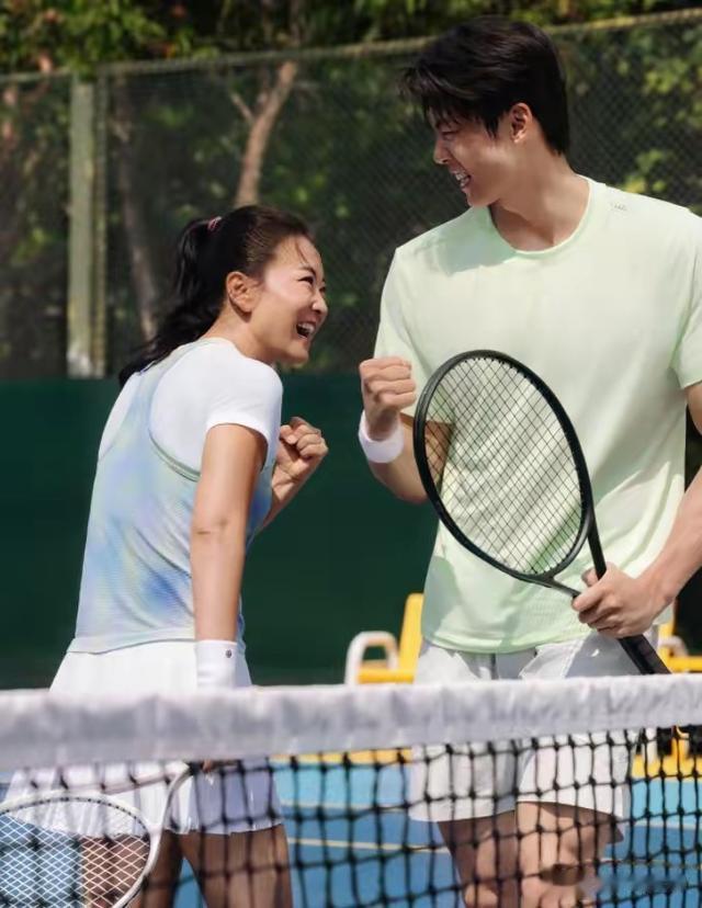 43岁贾玲久违露脸，皮肤并未出现松弛，事业再次传出好消息！