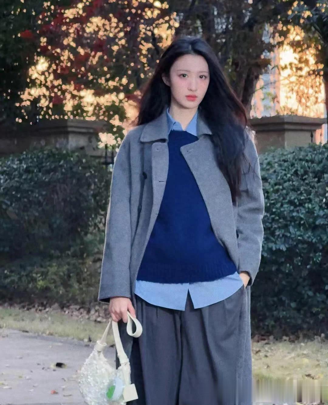 王楚然真是穿搭高手!灰色大衣+蓝衬衫+毛衣,时髦又高级!
