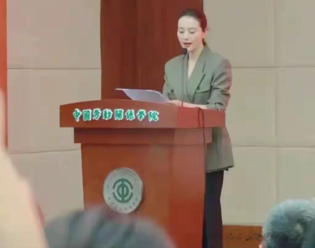 46岁高圆圆母校生图曝光!高马尾素颜惊呆网友:这状态绝了