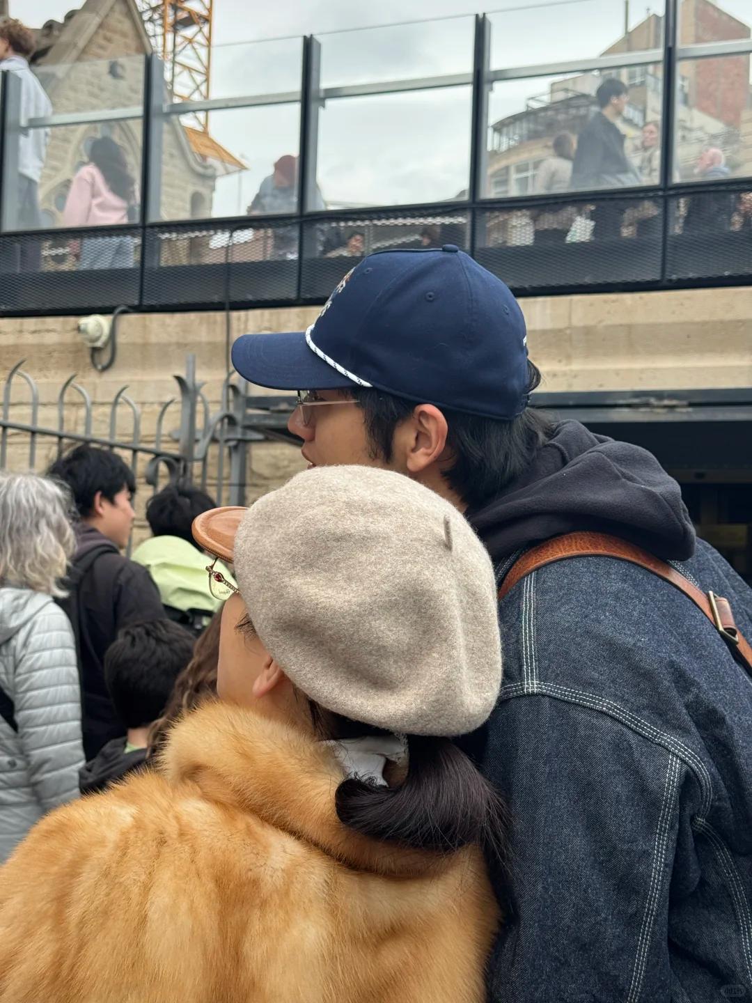 金莎携小男友现身英国，皮草配奶奶帽显老气，孙丞潇看她一脸宠溺