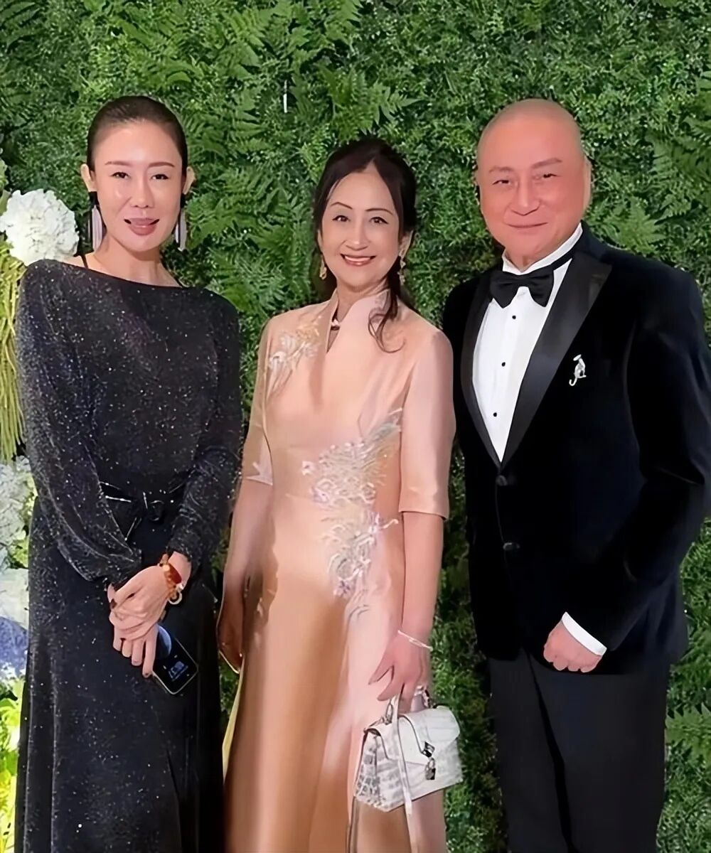 汤镇业现状：定居青岛20年，直言比香港好太多，如今一家人很幸福