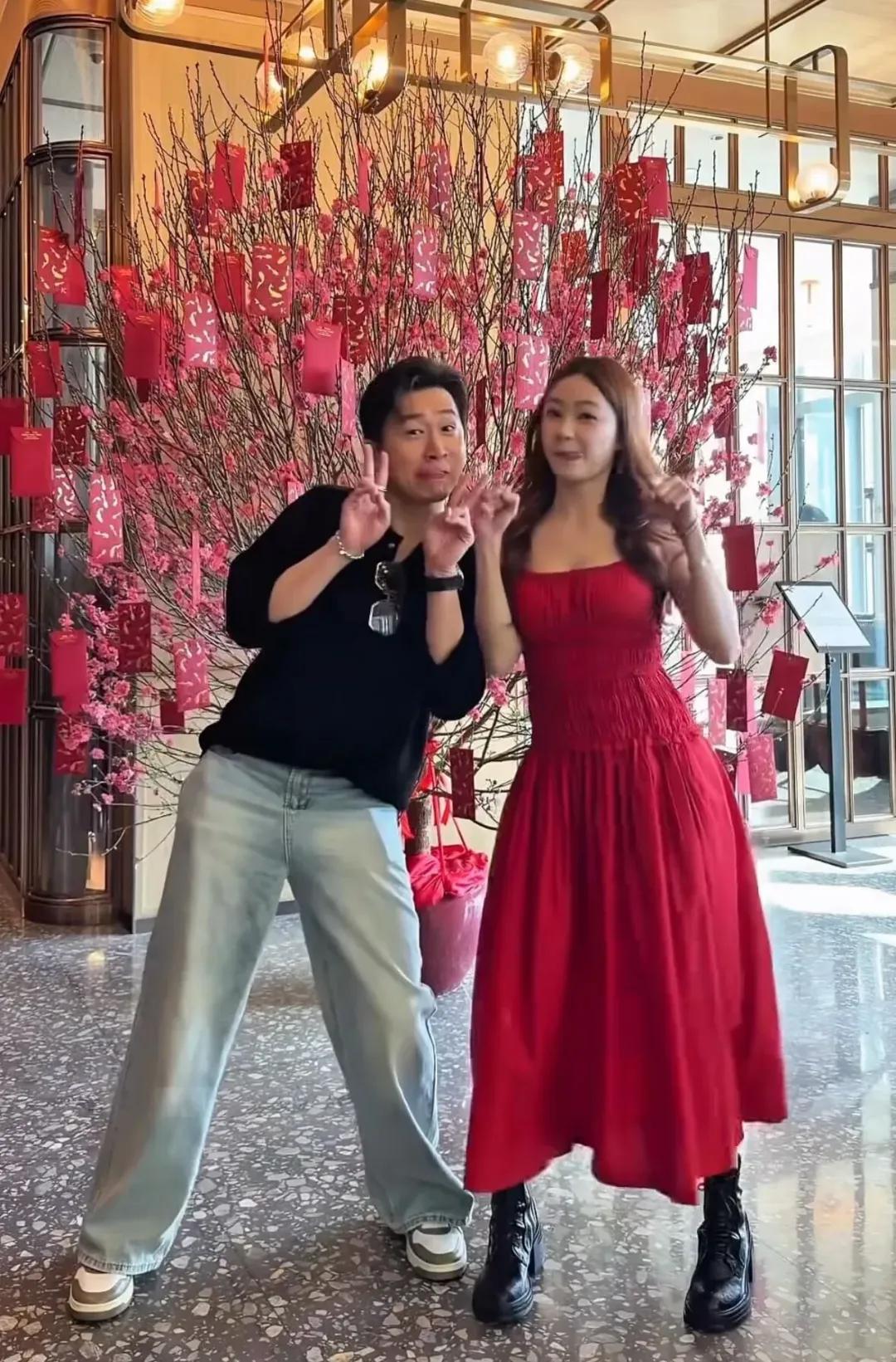 TVB人气情侣幸福晒恩爱，摆造型拍照获网友大赞可爱又甜蜜