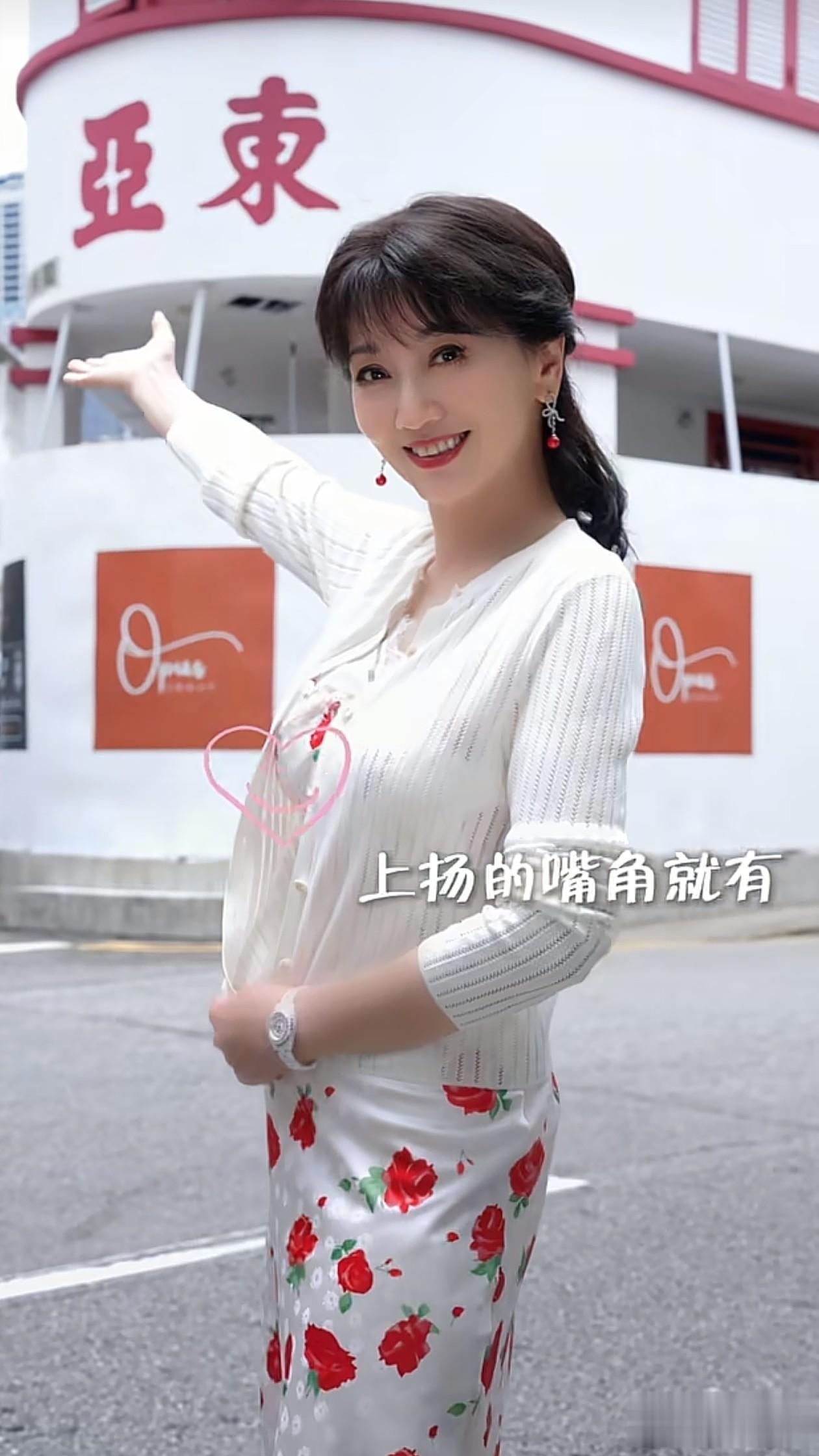 72岁赵雅芝最新穿搭：小开衫+印花裙，减龄又洋气，美得像50岁