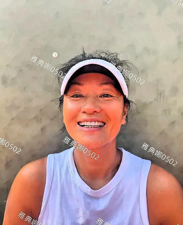 天啊，瞿颖怎么晒成老抽色？难怪她自我调侃跟红土场地融为一体了