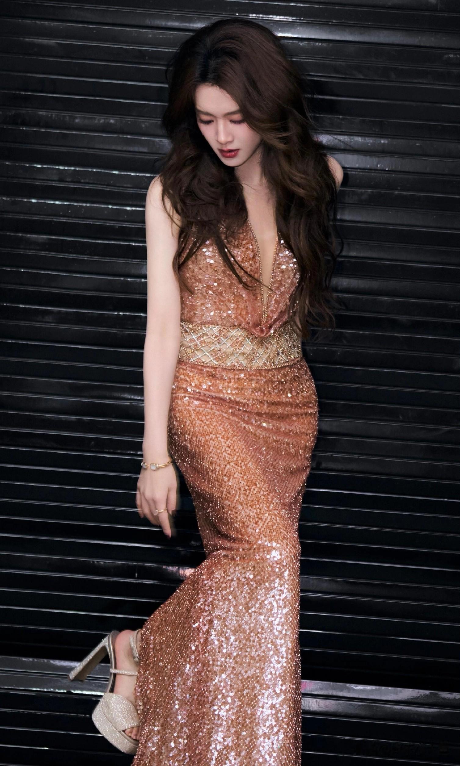 陈昊宇出席北京天桥音乐剧年度盛典，穿橙色亮片礼裙端庄典雅好美