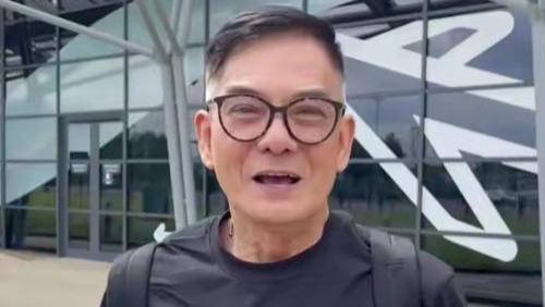 TVB星二代当父亲面，狂摸肌肉男