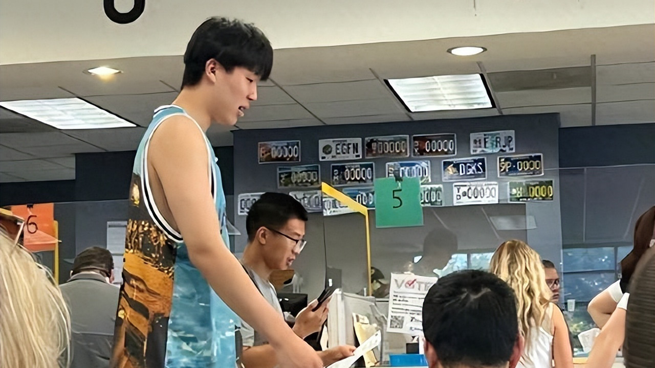 杨瀚森获美国驾照计划买二手宝马X5 罗威恢复对抗训练内线竞争升级