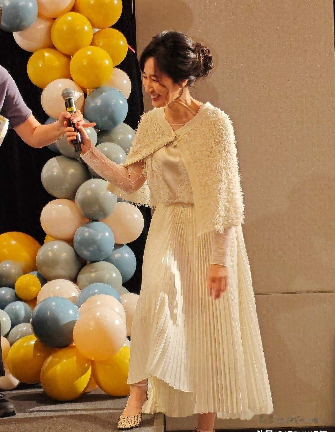61岁关咏荷出席粉丝见面会,穿白色连衣裙优雅从容,像30岁状态