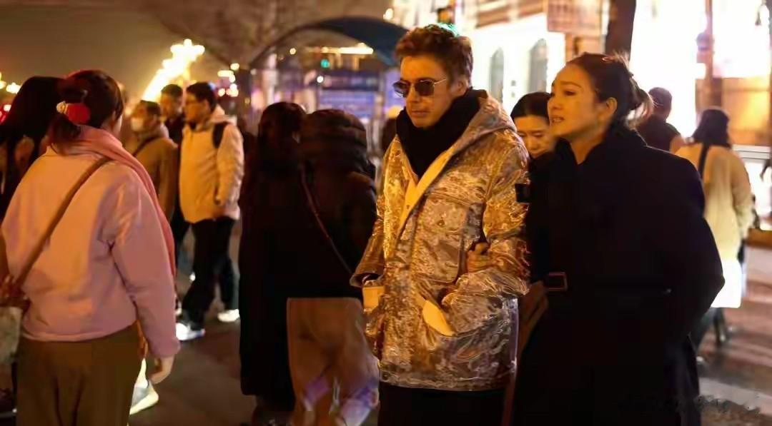 59岁巩俐带77岁老公逛北京，打卡中轴线，甜蜜互动好般配