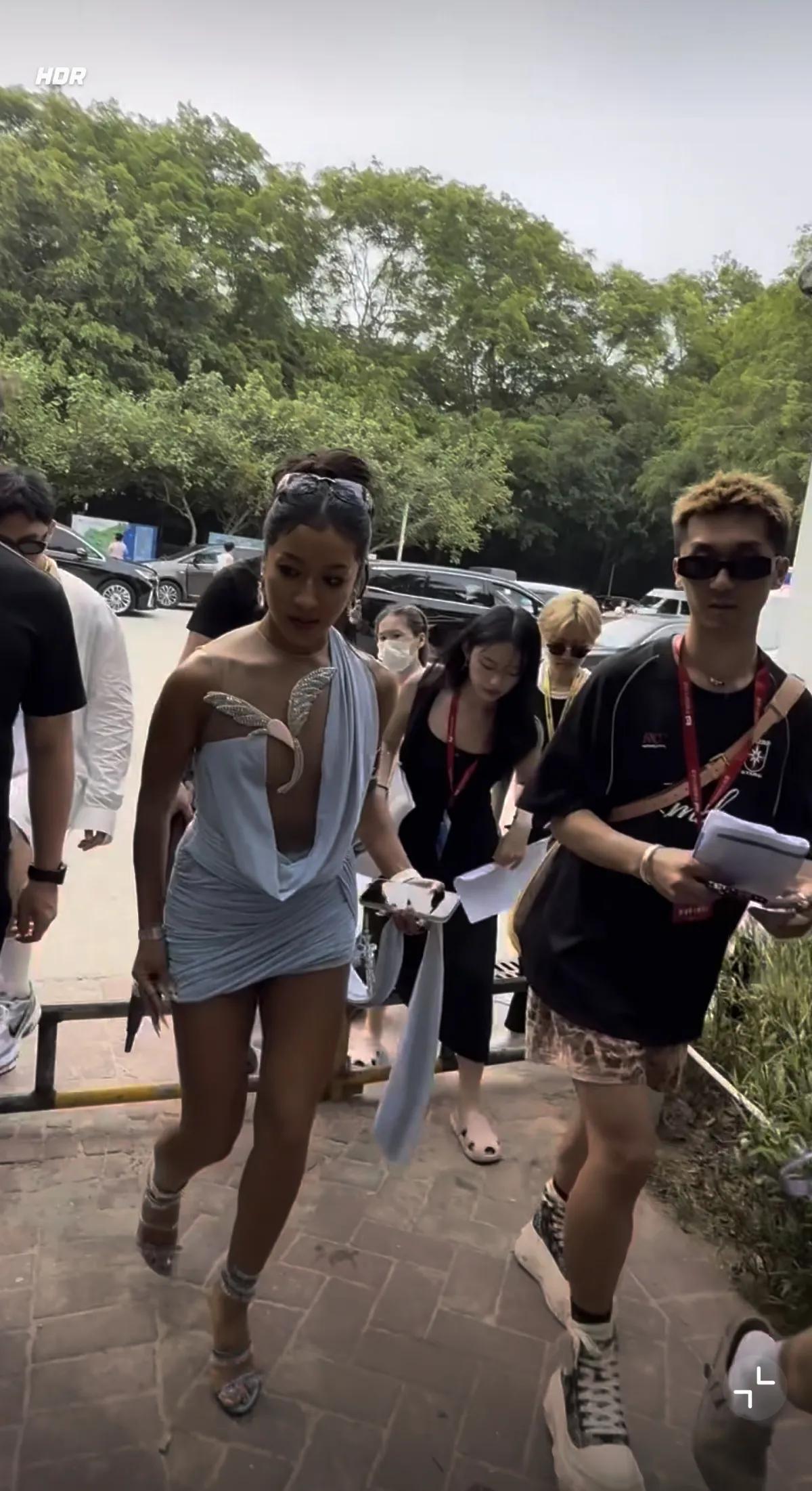 吉克隽逸万宁被偶遇，穿搭很夏天很时髦，被粉丝夸辣妹笑得超开心