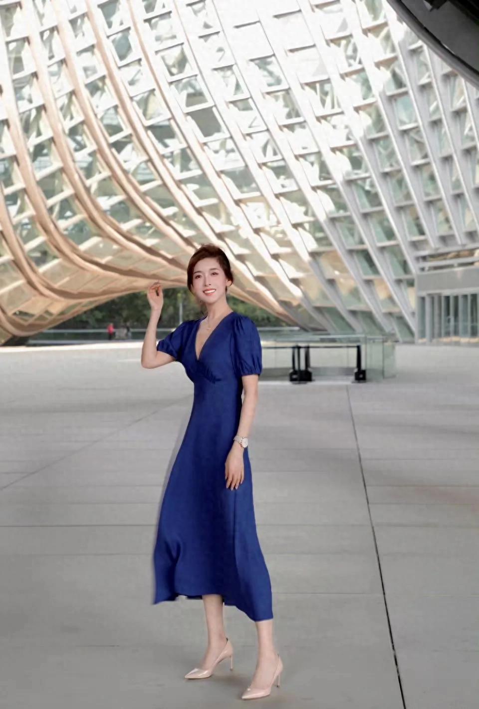 凤凰网主持人朱梓橦淡蓝色长裙高跟真有气质