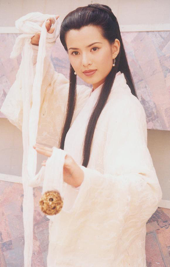 58岁李若彤泰国被偶遇，生图褶多苹果肌吓人，穿露脐装小腹有赘肉