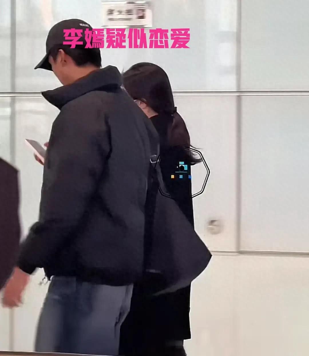 19岁李嫣疑似恋爱，与男孩同行说说笑笑好欢乐，两人外形很是般配