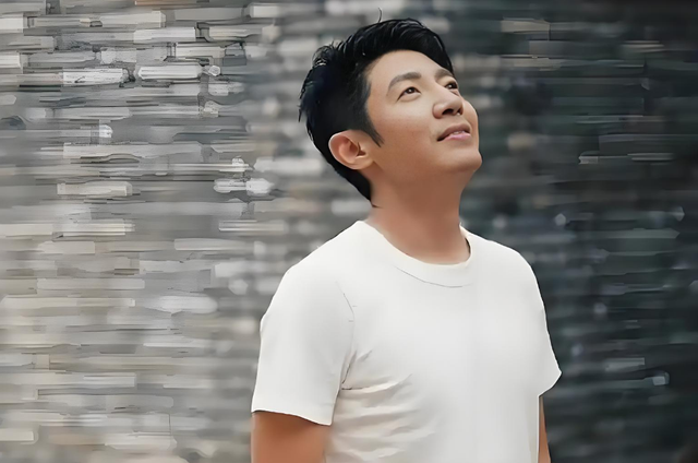 撒贝宁一家现身机场，女儿好漂亮，洋媳妇李白肤白貌美大长腿