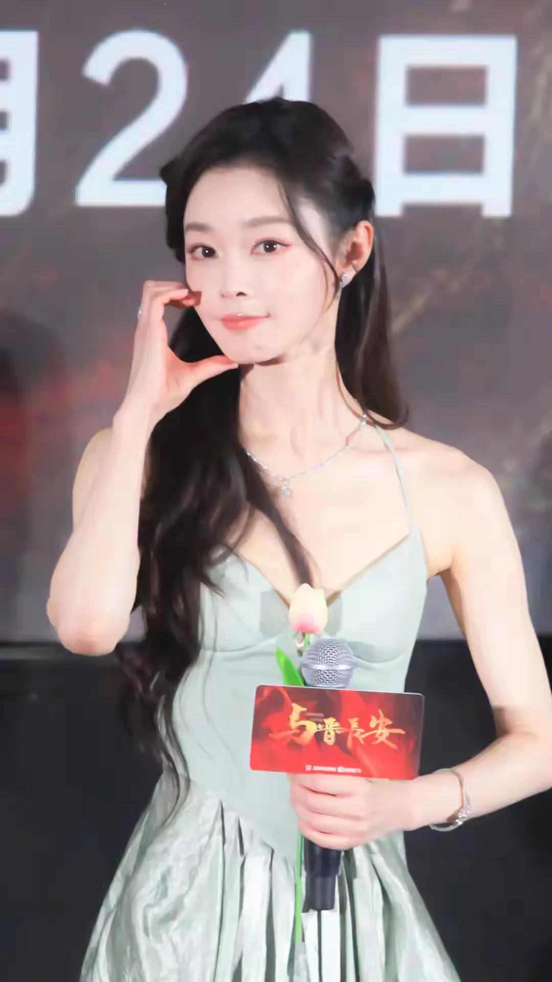 宋轶浅绿裙装，清冷气质美出新高度