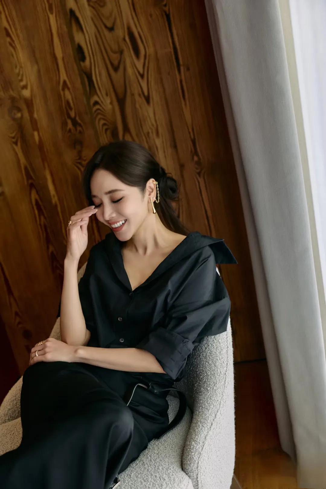 侯佩岑分享瑞士行美照,一袭露肩黑裙与雪山同框太绝啦