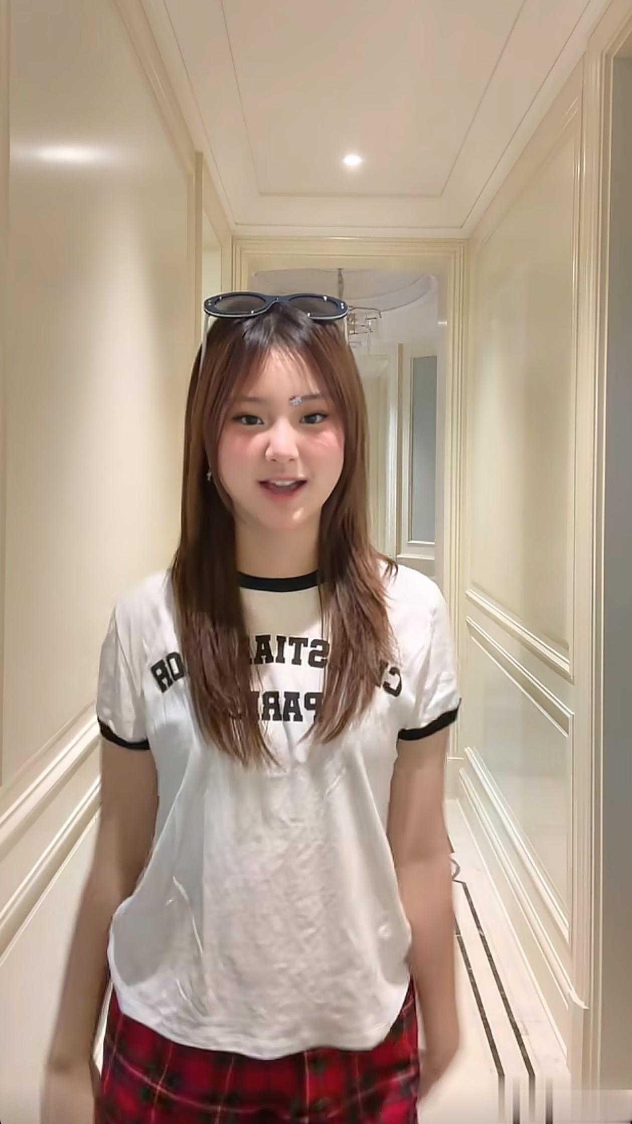 13岁甜馨在家跳手势舞:短袖+格纹裤,舒适又时髦,长得像贾乃亮