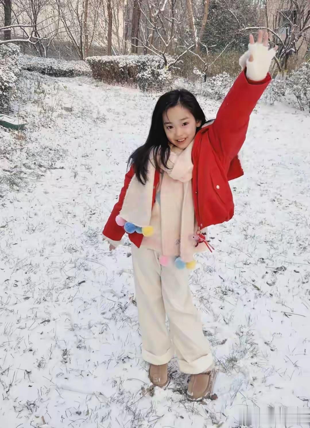 董璇晒女儿初雪美照，小酒窝红色羽绒服雪地撒欢，颜值气质双在线