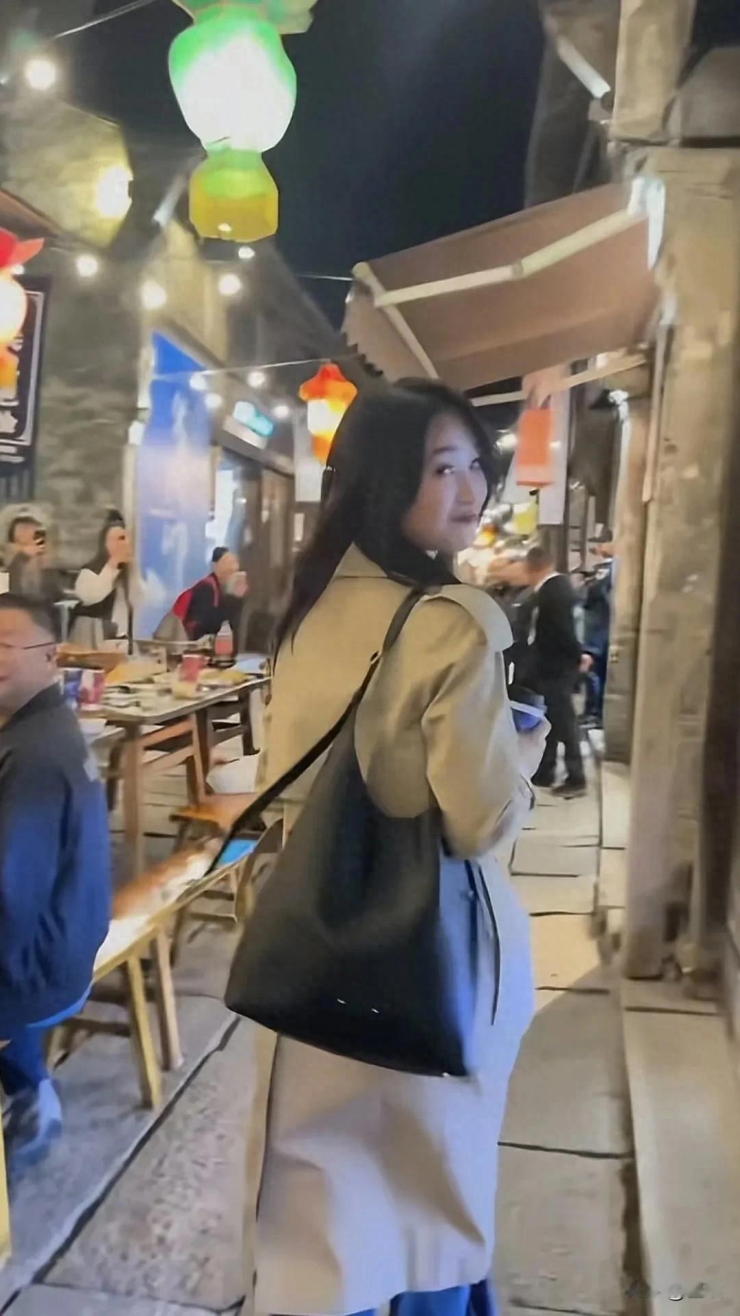 蓝盈莹身着风衣漫步古巷