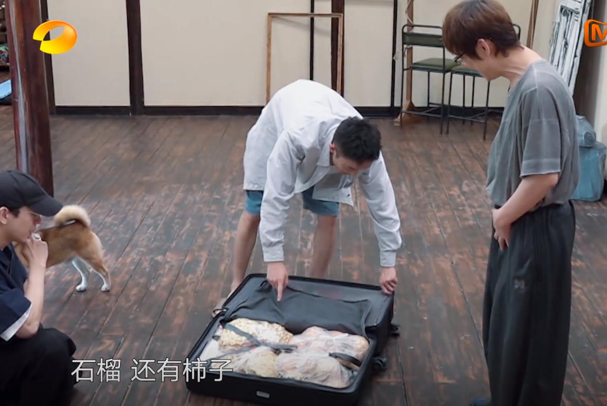 马頔上节目分喜糖,对妻子李纯的称呼显敷衍,黄磊送的红包很大气