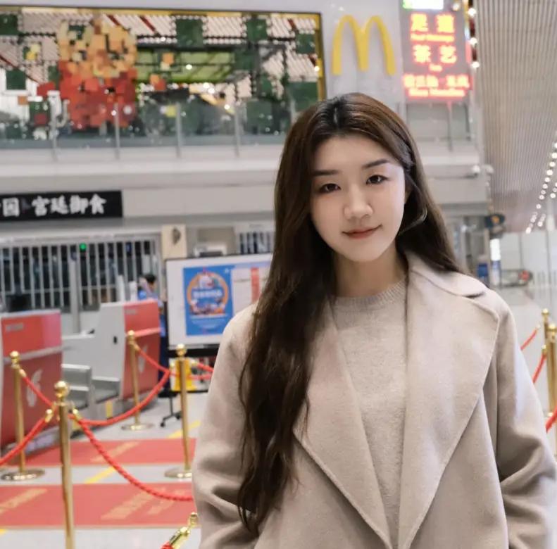 陈梦机场亮相,米色套装搭长卷发,温婉气质藏不住,美貌吸睛