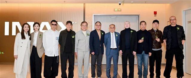 成龙满头白发，张艺谋被搀扶，北京这一夜，大咖云集，谁是真C位